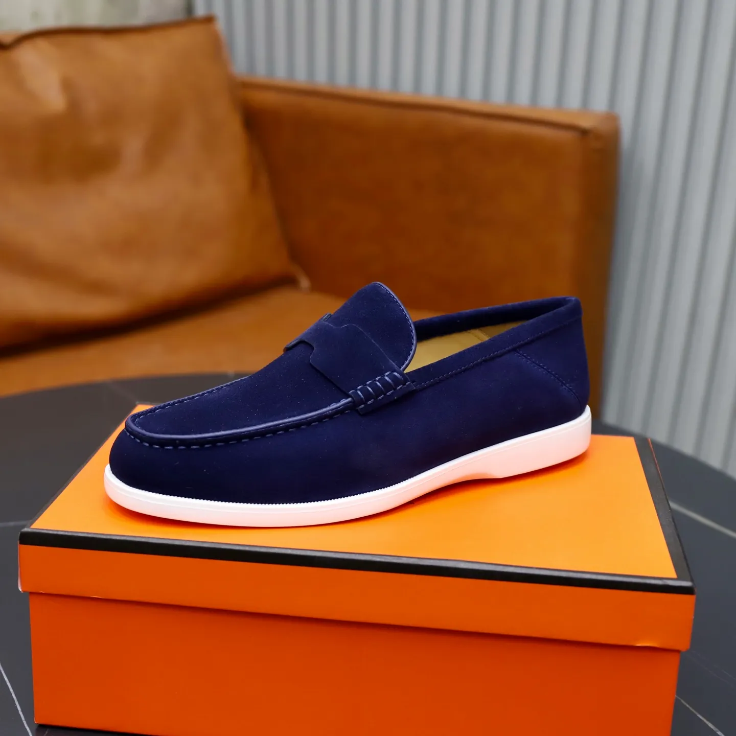 Ex-factory price: 540💰Hermès/Hermès slip-on men's shoes. This shoe is made of imported cow suede leather, with simple and smooth lines, and a 3CM rubber foam ultra-light sole combined with aerodynamic design! Youthful and fashionable, H button decoration, contrasting leather embellishment on the heel, calf lining to gently wrap your feet, with embossed logo cowhide feet, leather rock strips, casual and urban style, highlighting youthful vitality, sports and leisure version, super versatile Size number: 38-39-40-41-42-43-44 Standard leather shoe size (45 can be customized but does not support returns)